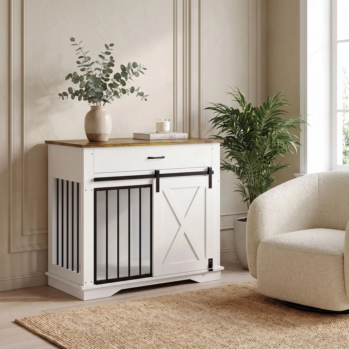 Cage-pour-chien-chiot-maison-meuble-bois-acier noir robuste, avec sa porte avant coulissante design grange avec serrure en acier, meuble en bois naturel sur le plateau et en bois blanc robuste et décoratif adaptée au chiot et chien de petite à moyenne taille, meuble niche décoratif d'appoint-gros plan sur le meuble cage pour chien et chiot en bois blanc et bois naturel avec sa porte design coulissante fermée et barreau en acier noir inoxydable en meuble décoratif dans le salon de l'appartement