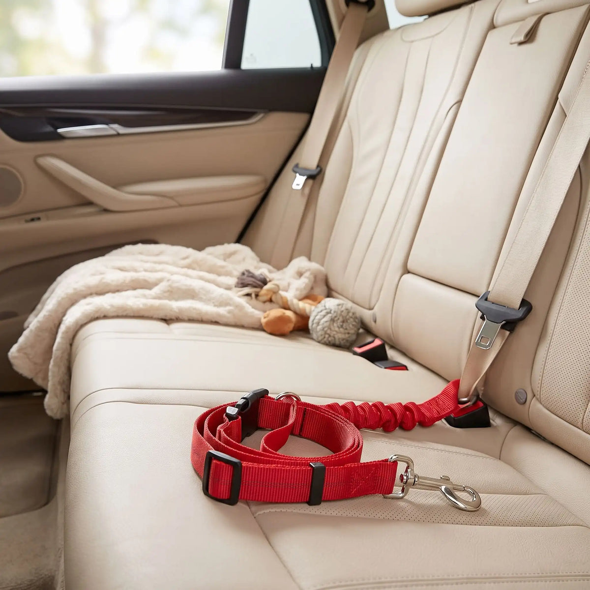 Ceinture-de-sécurite-pour-chien-2-en-1-laisse-voiture extensible, sangle robuste en nylon et clips facile pour l'accrocher au appuie-tête des sièges, réglable et adaptable à tous véhicule-gros plan sur la ceinture de sécurité voiture universelle extensible, robuste pour chien avec son crochet rotatif à 360° et sangle pour appuie tête réglable et son clips sécurisé pour une installation facile et rapide, utilisable en laisse d'appoint sur le siège arrière de la voiture