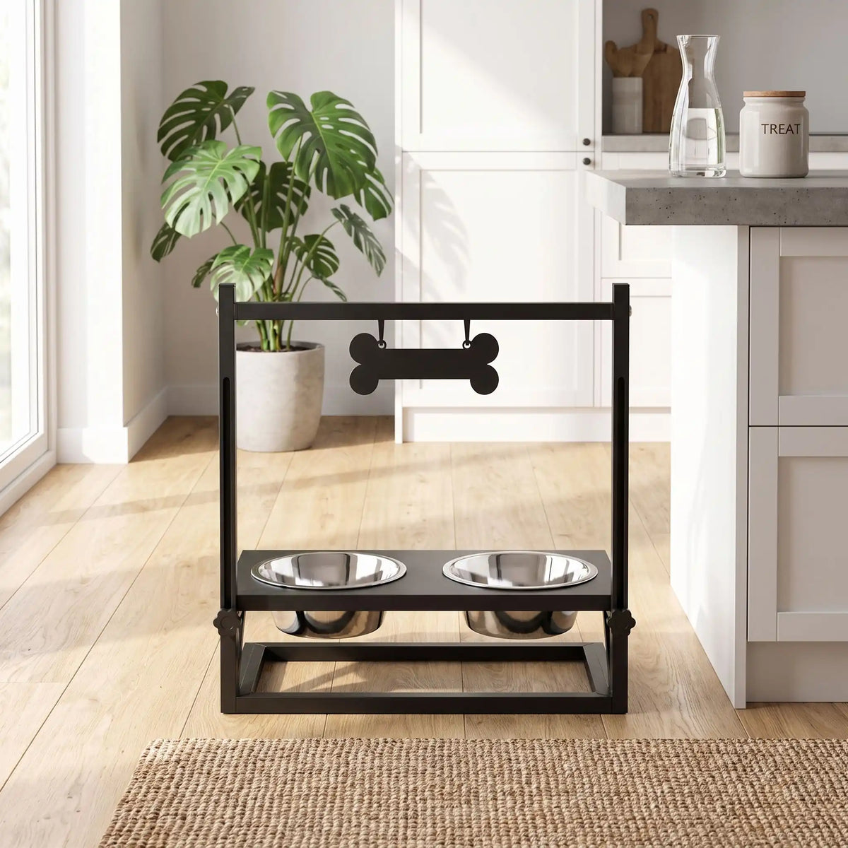 Gamelles-surélevées-pour-chien-chiot-design en acier noir robuste et épurés avec 2 gamelles inox encastrable dans le support réglable sur 3 hauteurs pour chiot et chien de taille moyenne taille de 25 cm à 60 cm au garrot, idéal pour suivre la croissance des chiots, Gamelle d'une capacité de 900 ml chacune compatible au lave-vaisselle, soulage l'arthrose et les douleurs,traite le mégaœsophage,réduit les régurgitations-gros plan sur le support 2 gamelles en inox avec l'os en pancarte personnalisable design