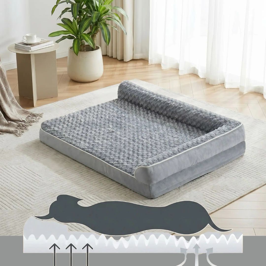 Lit-pour-chien-orthopédique-xxl avec traversin intégré,antidérapant-imperméable-déhoussable-lavable en machine-résistant aux griffes et morsures pour grand chien et chiot jusqu'à 50 kg max-en velours côtelé et 100% Coton PP et deux traversins cylindriques rembourré en forme de L de couleur gris pour un effet apaisant et sécurisant-gros plan sur le lit avec son matelas à mémoire de forme épais et haute résilience pour un soutien uniforme évitant les points de pression