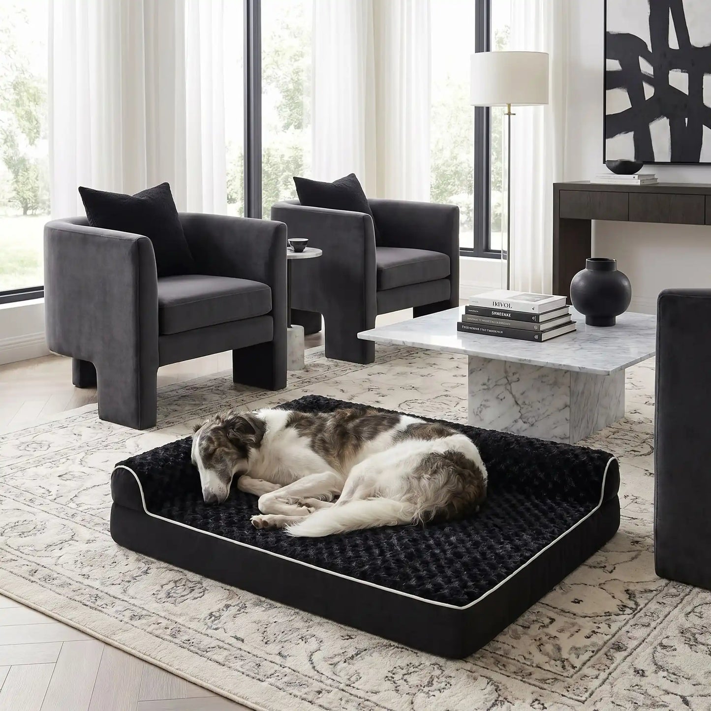 Lit-pour-grand-chien-orthopédique-xxl avec traversin intégré,antidérapant-imperméable-déhoussable-lavable en machine-résistant aux griffes et morsures pour grand chien et chiot jusqu'à 50 kg max-en velours côtelé et 100% Coton PP et deux traversins cylindriques rembourré en forme de L de couleur gris pour un effet apaisant et sécurisant-un chien qui dort couché en boule contre le traversin en L ultra-doux et hypoallergénique de couleur noir épais et ergonomique dans le salon de la maison
