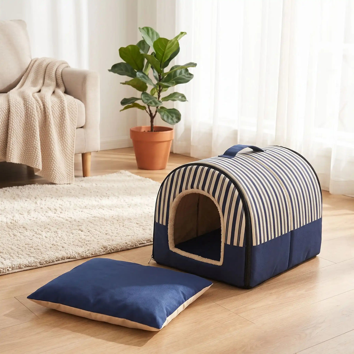 Niche chien et chiot intérieur de petite race, résistante, en forme d'igloo au design sécurisant fermée en arc de cercle avec un coussin rectangulaire au rembourrage 100% coton haute densité lavable,double face été en tissu/hiver en peluche et fond antidérapant et extérieur 100% imperméable, transportable avec sa poignée, lavable- gros plan sur la niche douillette, chaude sécurisante à 360° avec son coussin amovible et réversible été/hiver lavable pour chiot et chien uni et rayures chic bleu