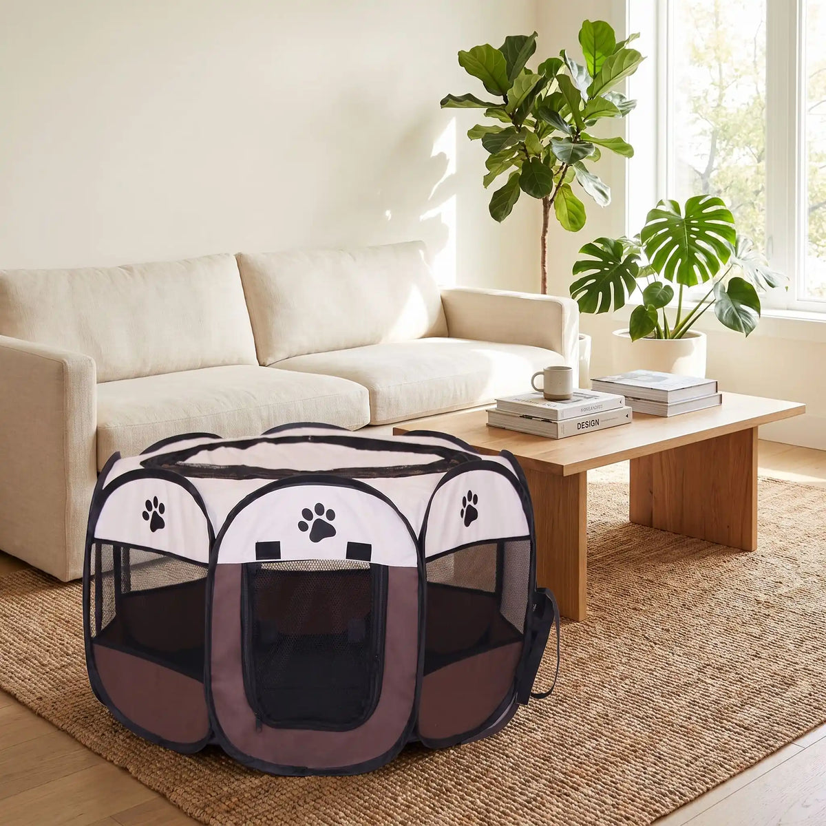 Parc-pour-chien-pliable-chiot-imperméable de forme octogonal en tissu oxford résistant et maille respirante pour une visibilité et ventilation à 360° niche ou tente entourante avec toit amovible anti-insectes et fond pvc solide et 100% imperméable, structure en tiges d'acier, transport léger avec poignée et rangement compact,disponible en 3 tailles M, L, XL avec design mignon de pattes de chien-gros plan sur le parc marron avec sa porte fermée par fermeture éclair dans le salon de l'appartement