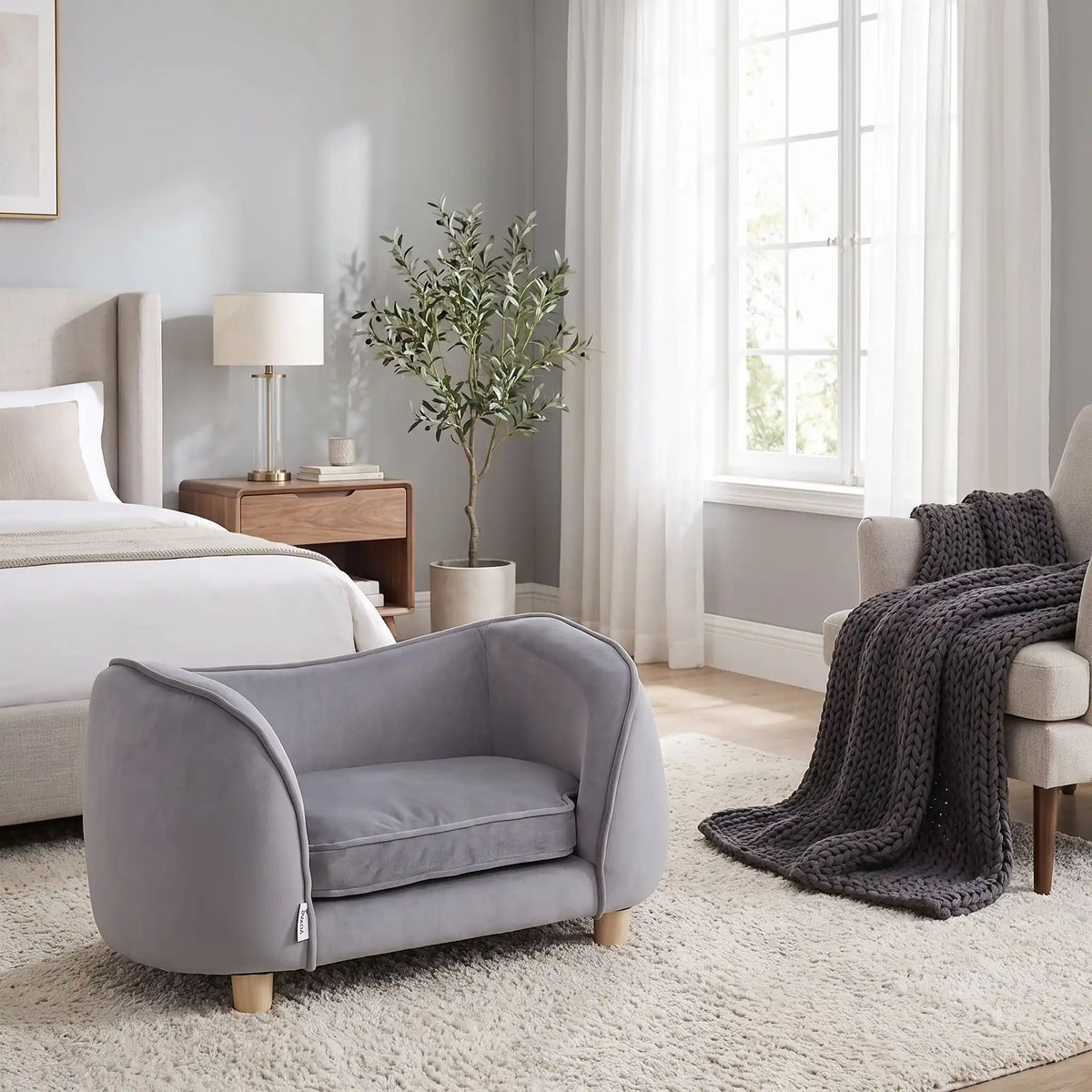 Petit-fauteuil-pour-chien-chiot-coussin intérieur épais au rembourrage 100% coton ergonomique, velours doux et résistant aux griffes, imperméable déhoussable et lavable en machine, de couleur gris, au design enveloppant en forme bateau structrure en bois massif avec 4 pieds à vissés en bois massif et robuste pour chiot et chien de petite taille à moyenne taille-gros plan sur le fauteuil avec son haut dossier enveloppant et son coussin amovible éapis déhoussable en velours gris et structure en bois massif
