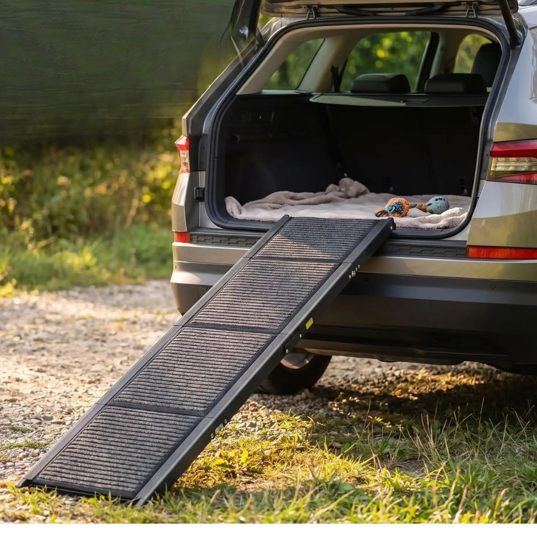 Rampe-pour-chien-chiot pout voiture de 180-cm universelle pour accÚs facile par la protiÚre ou coffre de voiture, berline, monospace, camionette, SUV, 4x4, camping-car, réglable en Aluminium 6063 haute résistance avec des bords renforcés de 2 mm, cette rampe pour chien supporte jusqu'à 113 kg, antidérapante et 100% imperméable, pliable et compacte, légÚre de 7 kg transportable pour chiot et chien de toute race et toute taille-gros plan sur la rampe placé contre le coffre du SUV pour un accÚs facile