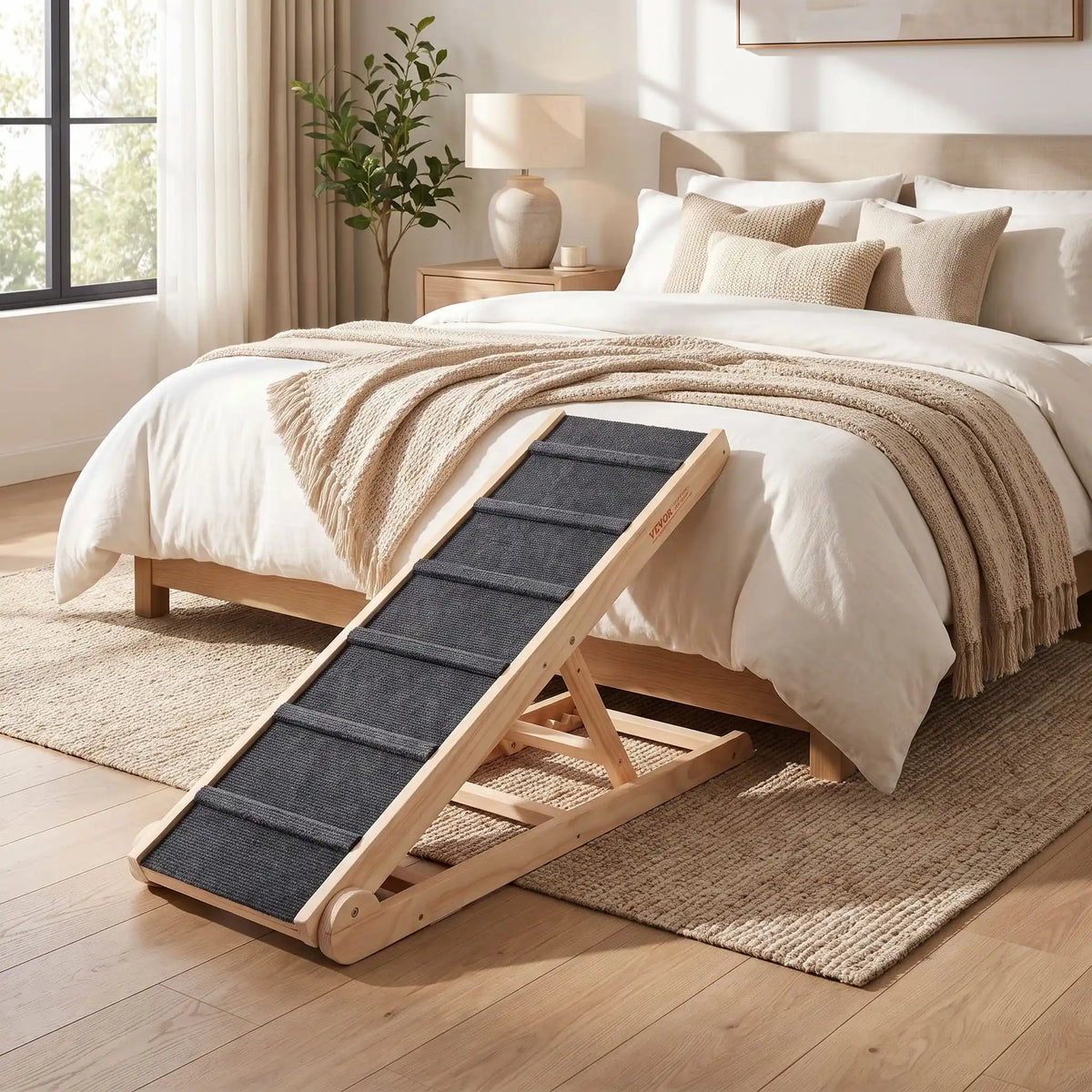 Rampe-pour-chien-chiots escalier pliable, en bois massif robuste de pin et surface adaptable en moquette douce et petites marches tranversales antidérapante pour un accÚs sécurisé et facile canapé, lit ou en transport en déplacement, en voiture pour la montée et la descente du chien en toute autonomie et sécurité, 6 hauteurs réglables pour toutes races-gros plan sur la rampe en bois avec 6 hauteurs réglables, structure en bois en équerre sable contre le lit de ses maitres dans la chambre