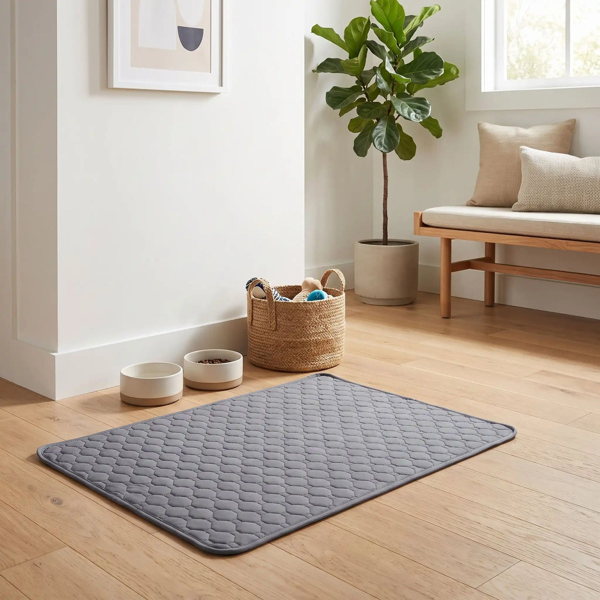 Alèse-lavable-chien-chiot-ultra-absorbant-gris, tapis confortable, surface anti poils et anti humidité, multi-couches 100% coton haute densité et son fond imperméable et antidérapant, disponible en 5 tailles : S, M, L et XL pour toute tailles et races de chiots et chien, multifonction, il protège efficacement sol, literie, meubles, voiture, caisse de transport et, réutilisable et durable, écologique-gros plan sur le tapis de propreté absorbant pour chien et chiot de taille XXL de 150 cm de couleur gris 