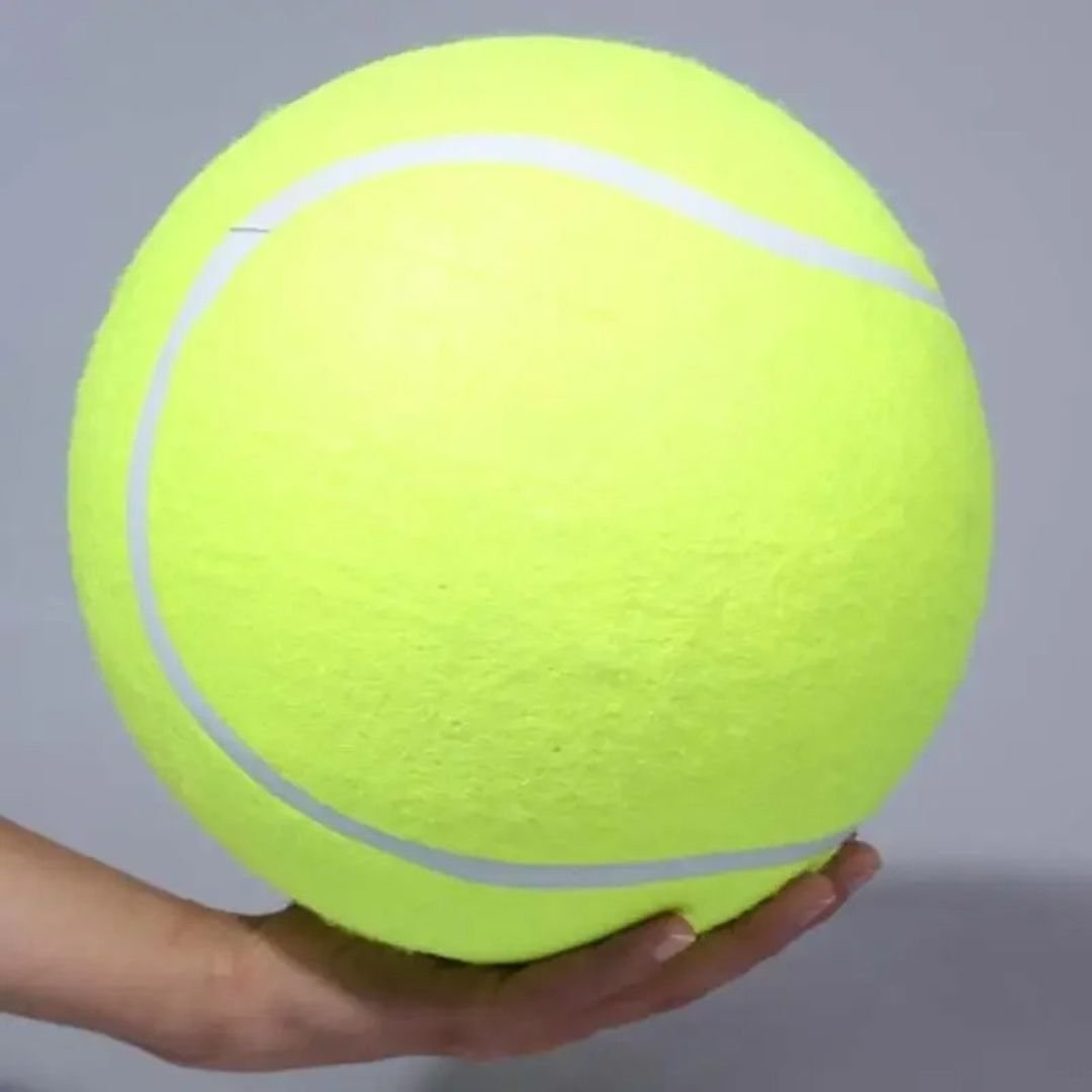 Balle-pour-chien-géante-chiot-tennis, gonflable en caoutchouc 100% naturel sans danger, résistante, balle de 24 cm de diamètre amusante douce et résistante aux griffes et morsures, gonflable et dégonglable pour un rangement facile et compact, légère- gros plan sur la balle de tennis géante pour chien et chiot gonflable et légère dans la main d'un adulte 