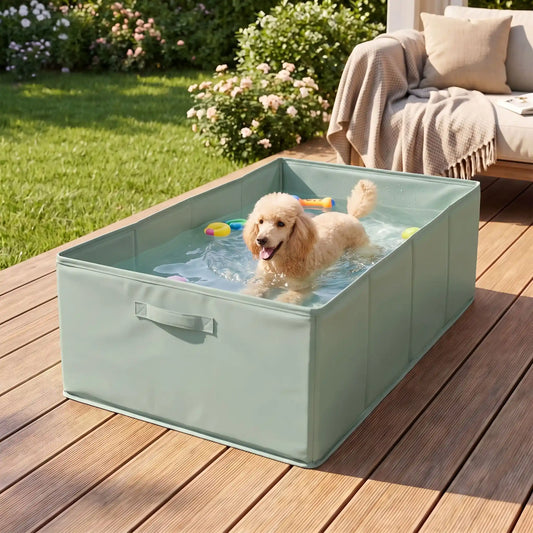 Bassin-pour-chien-baignoire en PVC renforcé et imperméable, légère, pliable, compact, légère, transportable, nomade de 80 cm de long pour chiot et chien de petite taille de 0 à 15 kg, polyvalent pour le bain, piscine, piscine à balle, pataugeoire, rangement, etc- un chien de taille moyenne qui se baigne tout heureux dans la piscine pour chien rectangulaire pliable avec parois rigides sur la terrasse en bois de la maison en été