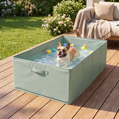 Bassin-pour-chien-baignoire en PVC renforcé et imperméable, légère, pliable, compact, légère, transportable, nomade de 80 cm de long pour chiot et chien de petite taille de 0 à 15 kg, polyvalent pour le bain, piscine, piscine à balle, pataugeoire, rangement, etc- un   chien de moyenne taille qui se baigne tout heureux dans la piscine pour chien rectangulaire pliable avec parois rigides sur la terrasse en bois de la maison en en été 
