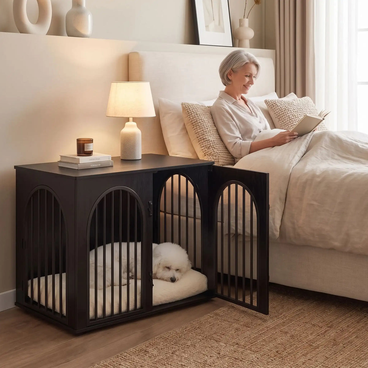 Cage design chien et chiot de petite à moyenne race , bois noir  barreaux en acier noir inoxydable cylindrique de 1 cm d'épaisseur robuste et anti-déformation, 3 portes d'accès, double porte avant et porte latérale, respirante et ouverte avec fond en bois et ouverteure par barreaux sur 180° degrés pour chiot et chien -un chien de petite taille qui dort couché confortablement sur son matelas dans son meuble niche en bois noir en table de chevet à côté de sa maitresse allongée dans son lit dans la chambre