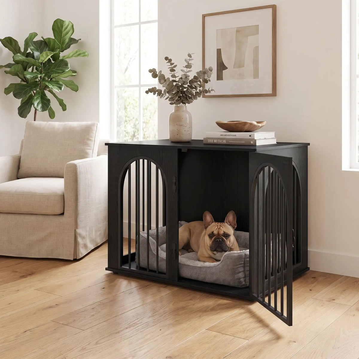 Cage design chien et chiot de petite à moyenne race , bois blanc barreaux en acier blanc inoxydable cylindrique de 1 cm d'épaisseur robuste et anti-déformation, 3 portes d'accès, double porte avant et porte latérale, respirante et ouverte avec fond en bois et ouverteure par barreaux sur 180° degrés pour chiot et chien -un chien de moyenne taille couché confortablement dans son panier dans son meuble niche en bois noir avec une porte avant ouverte et la porte latérale fermée dans le salon de l'appartement