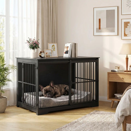 Cage-chien-interieur-meuble en bois noir et barreaux en acier de 2 portes, une porte avant coulissante gain de place, porte latérale sur le côté avec serrures sécurisé, robuste et design moderne idéal en meuble décoratif d'appoint et niche fermable pour chiot et chien de petite à moyenne race de 0 à 25 kg-un chien de moyenne taille qui dort paisiblement dans son panier dans la cage meuble interieur pour chien, porte avant coulissante ouverte avec décoration sur le dessus dans la chambre de la maison