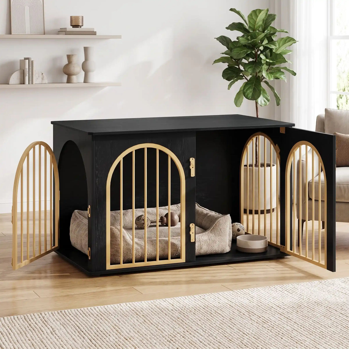 Cage chien et chiot de petite à moyenne race ,meuble intérieur en bois naturel noir et barreaux en acier inoxydable cylindrique de 1 cm d'épaisseur robuste et anti-déformation de couleur or , 3 portes d'accès, double porte avant et porte latérale, respirante avec fond en bois et ouverture par barreaux sur 180° degrés pour chiot et chien de 0 à 15 kilos-gros plan sur le meuble niche en bois noir et barreaux dorés chic avec portes ouvertes dans le salon 