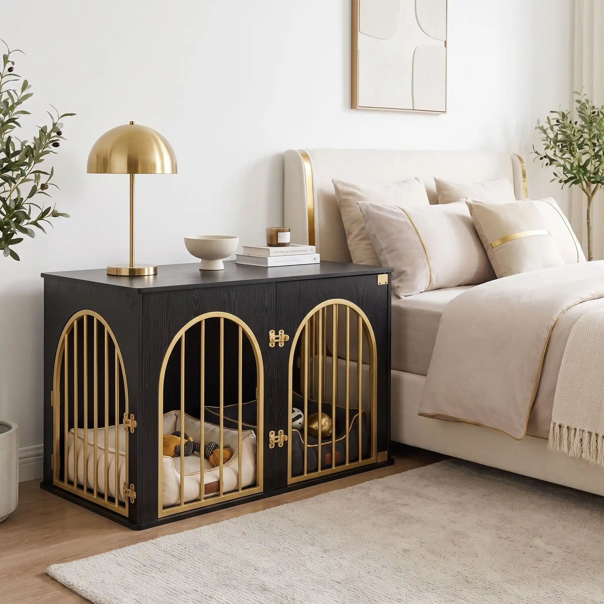 Cage chien et chiot de petite à moyenne race ,meuble intérieur en bois naturel noir et barreaux en acier inoxydable cylindrique de 1 cm d'épaisseur robuste et anti-déformation de couleur or , 3 portes d'accès, double porte avant et porte latérale, respirante avec fond en bois et ouverture par barreaux sur 180° degrés pour chiot et chien de 0 à 15 kilos-deux panier pour petit chien dans le meuble niche en bois noir et barreaux dorés chic utiliseé en table de chevet contre le lit des maitres pour le cododo 