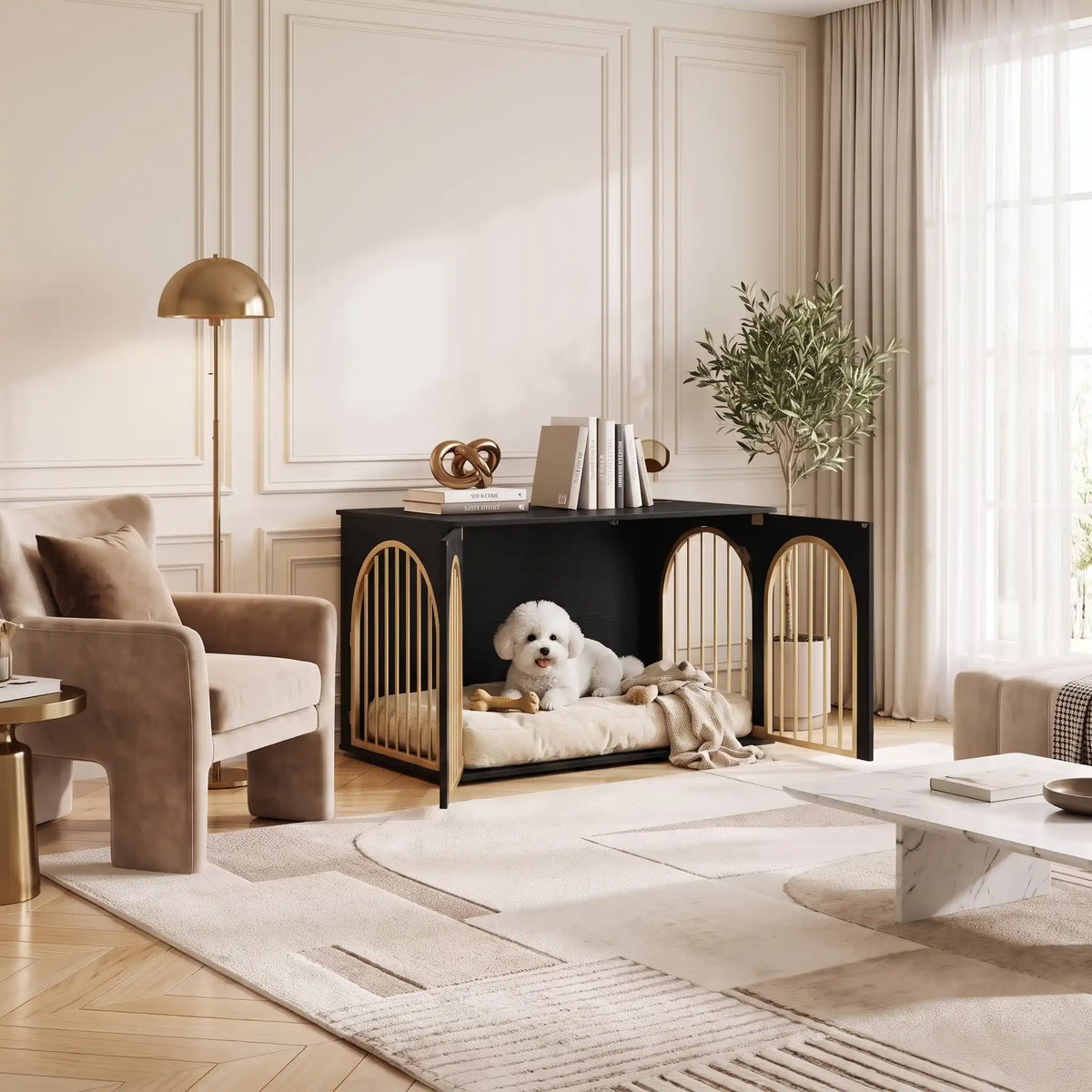 Cage chien et chiot de petite à moyenne race ,meuble intérieur en bois naturel noir et barreaux en acier inoxydable cylindrique de 1 cm d'épaisseur robuste et anti-déformation de couleur or , 3 portes d'accès, double porte avant et porte latérale, respirante avec fond en bois et ouverture par barreaux sur 180° degrés pour chiot et chien de 0 à 15 kilos-un chien de petite race couché confortablement dans le meuble niche design noir et or chic avec sa double porte ouverte à l'avant dans le salon  
