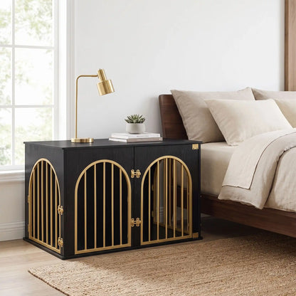 Cage chien et chiot de petite à moyenne race ,meuble intérieur en bois naturel noir et barreaux en acier inoxydable cylindrique de 1 cm d'épaisseur robuste et anti-déformation de couleur or , 3 portes d'accès, double porte avant et porte latérale, respirante avec fond en bois et ouverture par barreaux sur 180° degrés pour chiot et chien de 0 à 15 kilos-gros plan sur le meuble niche en bois noir et barreaux dorés chic en table de chevet déco contre le lit de la chambre de l'appartement 