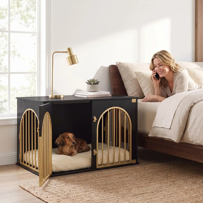 Cage chien et chiot de petite à moyenne race ,meuble intérieur en bois naturel noir et barreaux en acier inoxydable cylindrique de 1 cm d'épaisseur robuste et anti-déformation de couleur or , 3 portes d'accès, double porte avant et porte latérale, respirante avec fond en bois et ouverture par barreaux sur 180° degrés pour chiot et chien de 0 à 15 kilos-un chien de race naine couché sur son matelas dans le meuble niche en bois noir et barreaux dorés utilisé comme table de nuit design à côté du lit 