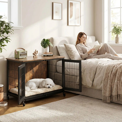 Cage-chien-interieur-avec-4-roues-mobiles rotative à 360° avec freins de sécurité, en bois et acier de couleur noir mat, meuble rectangulaire design moderne et épuré, double porte avant avec serrures robustes à point pour chien et chiot de petite à moyenne taille, de 0 à 30 kg maximum-un chien de petite race qui dort paisiblement sur son matelas dans le meuble cage interieur , la double porte ouverte à côté du lit de sa maitresse qui lit allongée et qui utilise la console de la cage comme table de chevet