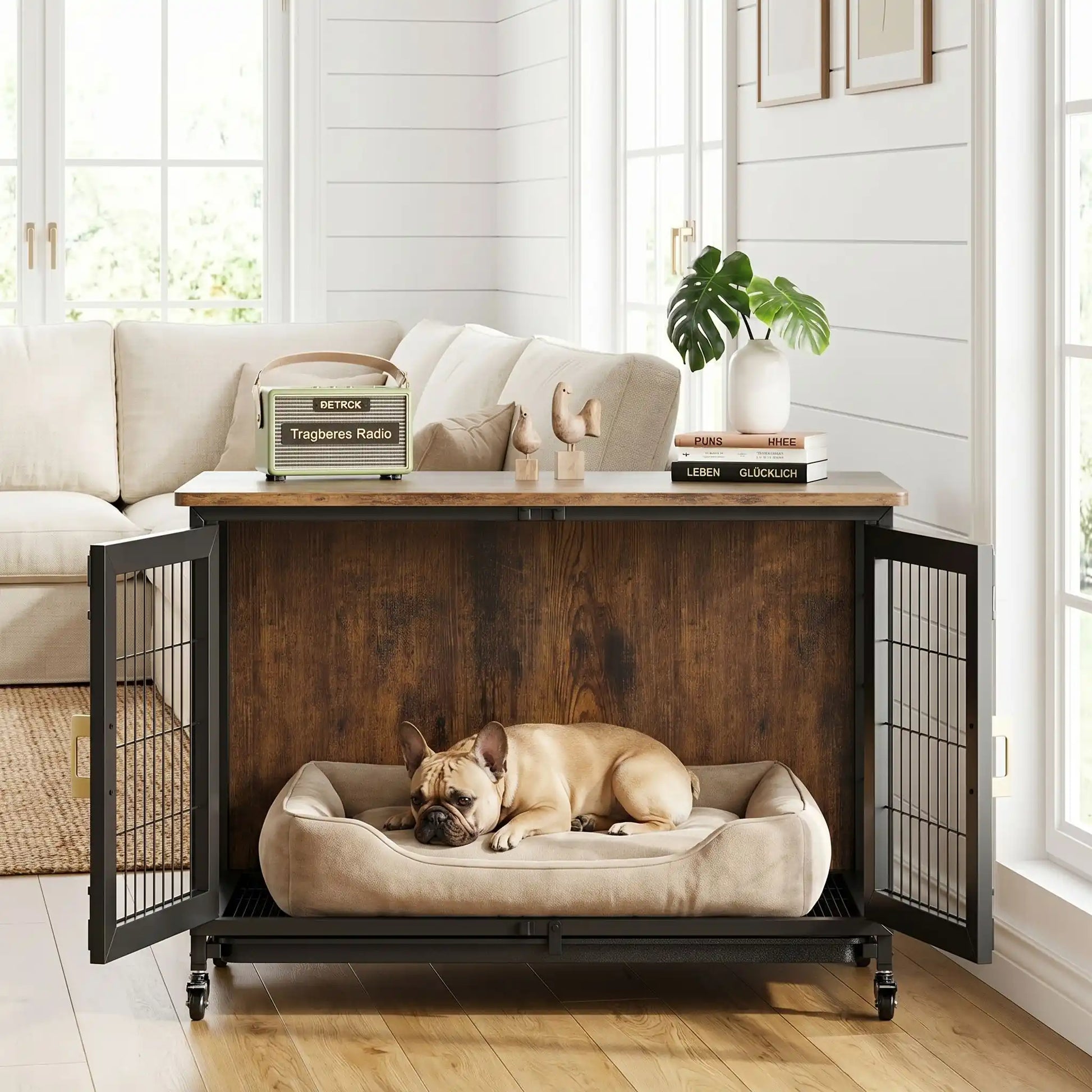 Cage-chien-interieur-avec-4-roues-mobiles rotative à 360° avec freins de sécurité, en bois et acier de couleur noir mat, meuble rectangulaire design moderne et épuré, double porte avant avec serrures robustes à point pour chien et chiot de petite à moyenne taille, de 0 à 30 kg maximum-un chien de race moyenne qui dort paisiblement dans son panier dans le meuble cage interieur transfomé en niche douillette anti stress avec la double porte ouverte dans le salon de l'appartement