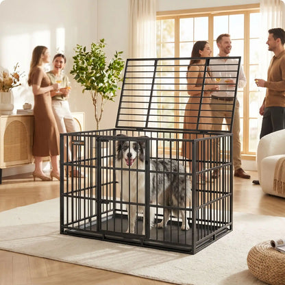 Cage-chien-interieur-chiot-xl en acier noir robuste avec 4 verrous, deux porte sur le toit et le devant pour le chien, plateau en fond amovible ramasse saleté pour un nettoyage facile et rapide gilles intérieur adapté aux chiens à pattes courtes, rectangulaire pour chiot et chien de moyenne à grande taille juqu'à 40 kg-un Berger australien debout  tout heureux dans sa cage avec toit ouvert comme un parc pour chien sécurisé dans le salon de la maison rempli d'invités 