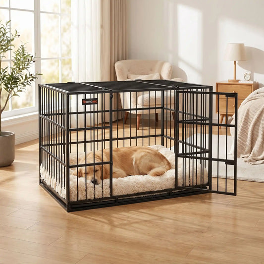 Cage-chien-interieur-chiot-xl en acier noir robuste avec 4 verrous, deux porte sur le toit et le devant pour le chien, plateau en fond amovible ramasse saleté pour un nettoyage facile et rapide gilles intérieur adapté aux chiens à pattes courtes, rectangulaire pour chiot et chien de moyenne à grande taille juqu'à 40 kg-un golden retriever qui dort pasiblement sur son tapis douillet dans sa cage sécurisée avec la porte avant et le toit fermé dans le salon de l'appartement
