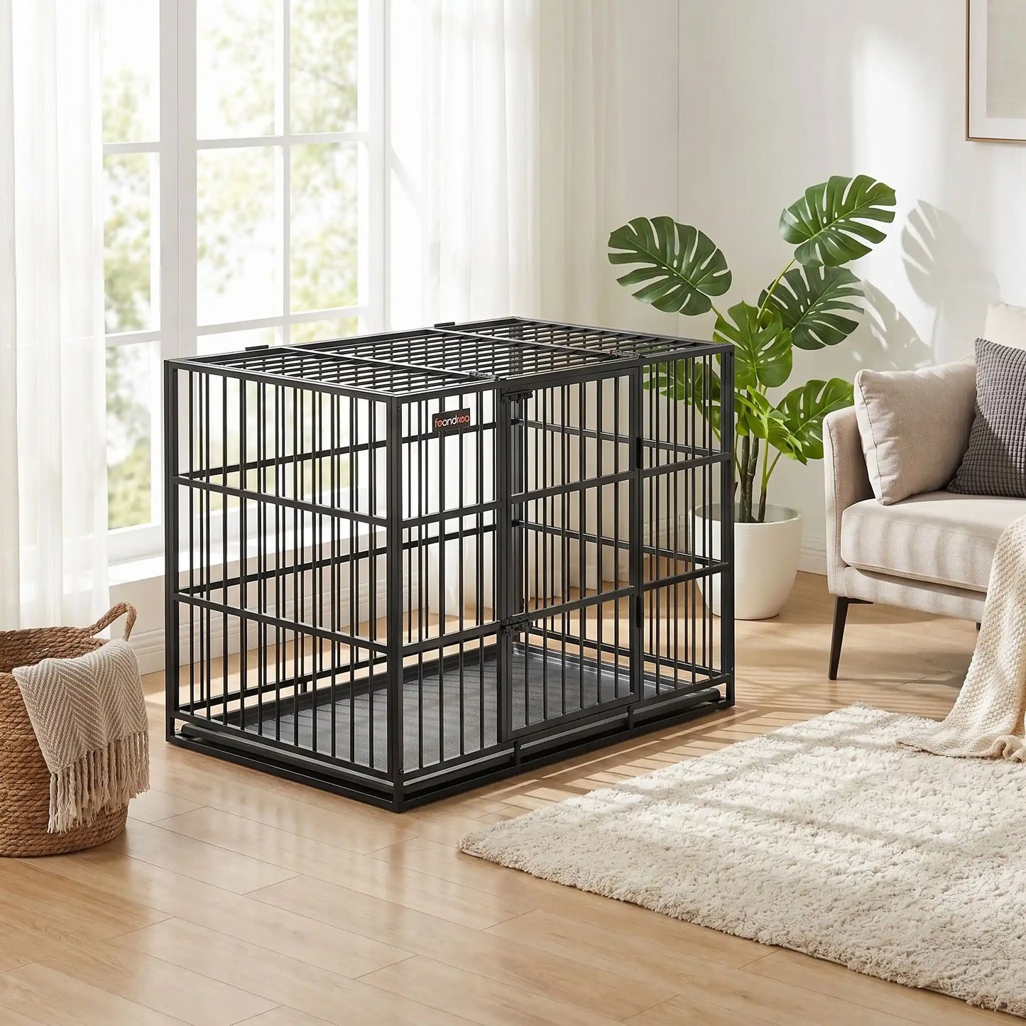 Cage-chien-interieur-chiot-xl en acier noir robuste avec 4 verrous, deux porte sur le toit et le devant pour le chien, plateau en fond amovible ramasse saleté pour un nettoyage facile et rapide gilles intérieur adapté aux chiens à pattes courtes, rectangulaire pour chiot et chien de moyenne à grande taille juqu'à 40 kg-gros plan sur la cage xl pour chien avec son fond avec grille et plateau ramasse saleté, sa porte avant ouverte et son toit fermé par deux verrous robuste anti evasion dans le salon 