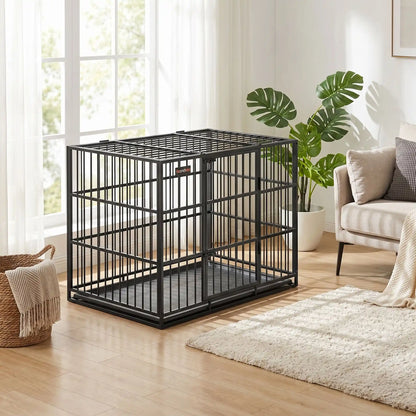Cage-chien-interieur-chiot-xl en acier noir robuste avec 4 verrous, deux porte sur le toit et le devant pour le chien, plateau en fond amovible ramasse saleté pour un nettoyage facile et rapide gilles intérieur adapté aux chiens à pattes courtes, rectangulaire pour chiot et chien de moyenne à grande taille juqu'à 40 kg-gros plan sur la cage xl pour chien avec son fond avec grille et plateau ramasse saleté, sa porte avant ouverte et son toit fermé par deux verrous robuste anti evasion dans le salon 
