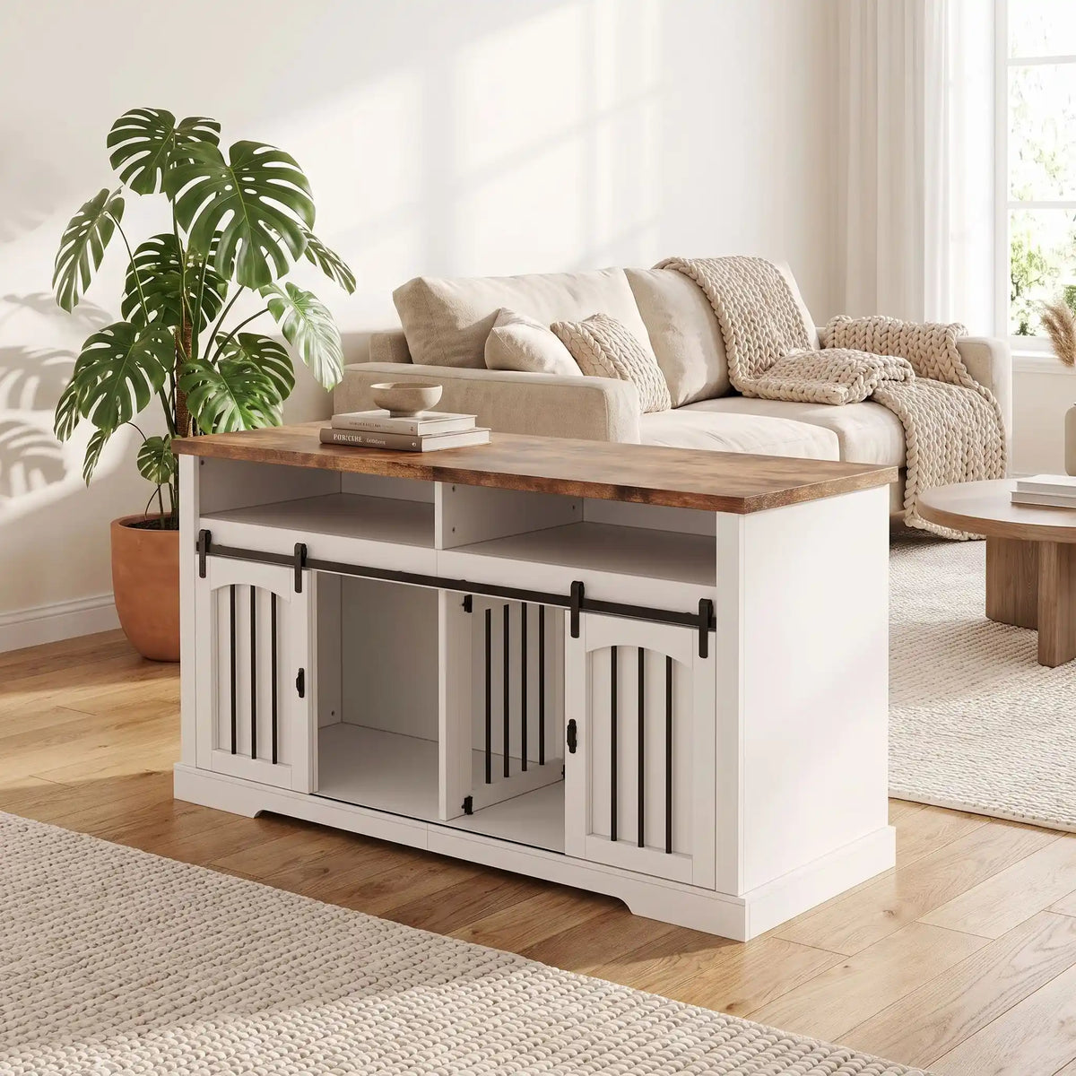 Cage-d-intérieur-pour-chien-chiot-en bois blanc et naturel double-2-portes-coulissantes avec son séparateur grille amovible et ses deux portes coulissantes silencieuse avec barreaux en acier robuste avec son plateau en bois couleur naturel avec son étagère intégrée de rangement d'une longueur de 153 cm pour chiot et chien de petite à moyenne taille-gros plan sur le meuble cage avec sa grille de séparation installée pour deux niches séparées, ses 2 portes coulissantes ouvertes dans le salon de l'appartement