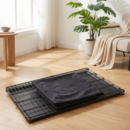 Cage-pour-chien-chiot- de grande  race, pliable à barreaux en acier solide et toit et fond amovible en plateau PVC de 3 cm de profondeur 100% imperméable et lavable, légère et transportable avec ses deux poignée de transport pour chiot et chien jusu'à 60 kilos max, 2 portes avec 7 serrures au total, une porte avant et une latérale-gros plan sur la cage xxl pliée avec son plateau pc résistant amovible pour un entretien facile sur le sol du salon