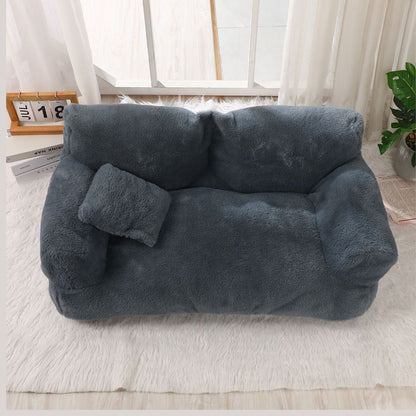 Canape pour chien et chiot de grande taille xxl de couleur gris foncé ou gris clair, déhoussable et lavable en mùachine, housse douce en peluche courte avec dossier et accoudoirs au rembourrage 100% coton PP ergonomique pour un soutien optimal-gros plan sur le canapé pour chien de couleur gris foncé en peluche douce au toucher velours dans le salon de la maison
