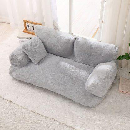 Canape pour chien et chiot de grande taille xxl de couleur gris foncé ou gris clair, déhoussable et lavable en mùachine, housse douce en peluche courte avec dossier et accoudoirs au rembourrage 100% coton PP ergonomique pour un soutien optimal-gros plan sur le canapé pour chien de couleur gris clair en peluche douce au toucher velours dans le salon de la maison