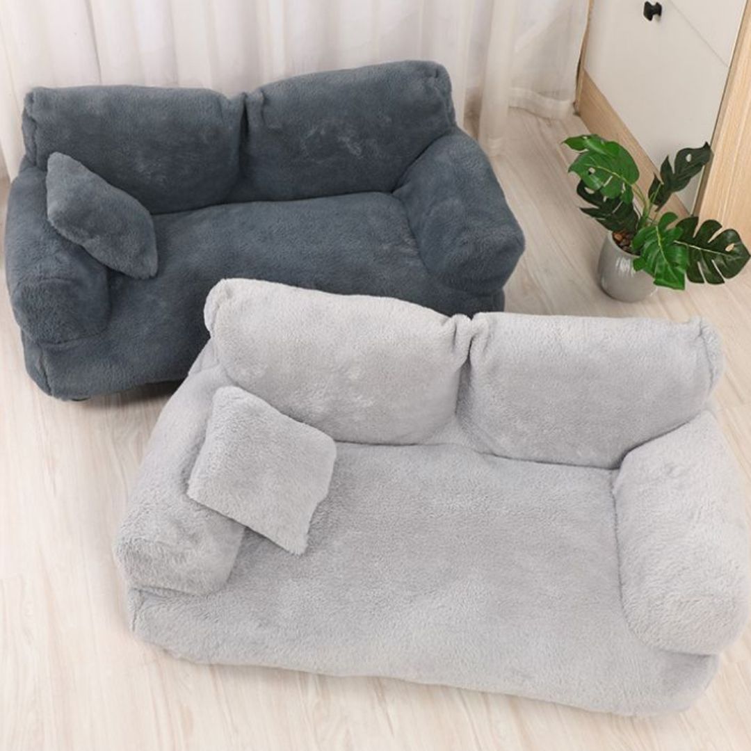 Canape pour chien et chiot de grande taille xxl de couleur gris foncé ou gris clair, déhoussable et lavable en mùachine, housse douce en peluche courte avec dossier et accoudoirs au rembourrage 100% coton PP ergonomique pour un soutien optimal-gros plan sur les deux  modèles de canapés pour chiens de couleur gris clair et foncé en peluche douce au toucher velours dans le salon de l'appartement