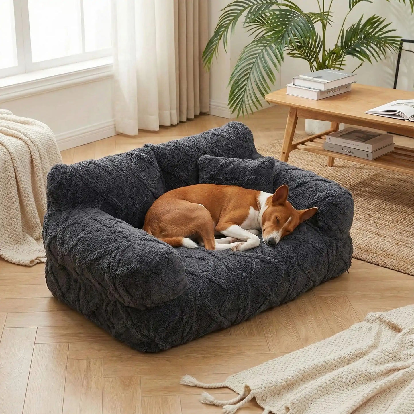Canape-chien-déhoussable-avec-accoudoirs et oreiller-rembourrage 100% coton haute densité lavable en machine-design laine tricot, antidérapant et imperméable pour chien de petite à moyenne taille-chaud et anti affaissement-un chien de taille moyenne qui dort paisiblement niché dans son canapé contre les accoudoir et dossier moelleux et hypoallergénique dans le salon de la maison