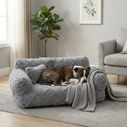 Canape-chien-déhoussable-avec-accoudoirs et oreiller-rembourrage 100% coton haute densité lavable en machine-design laine tricot, antidérapant et imperméable pour chien de petite à moyenne taille-chaud et anti affaissement-un chien moyen qui dort paisiblement niché dans son canapé contre les accoudoir et dossier moelleux et hypoallergénique dans le salon de l'appartement