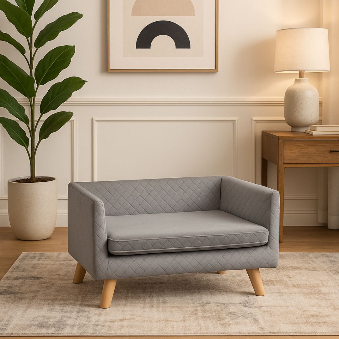 Canapé-chien-avec-coussin amovible épais et rembourré de mousse 100% coton haute densité déhoussable et lavable en machine-structure en bois avec pieds en bois de bouleau massif solide et robuste-anti affaissement-au design scandinave et moderne de couleur gris pour chien toy et de petite taille jusqu'à 7 kg max