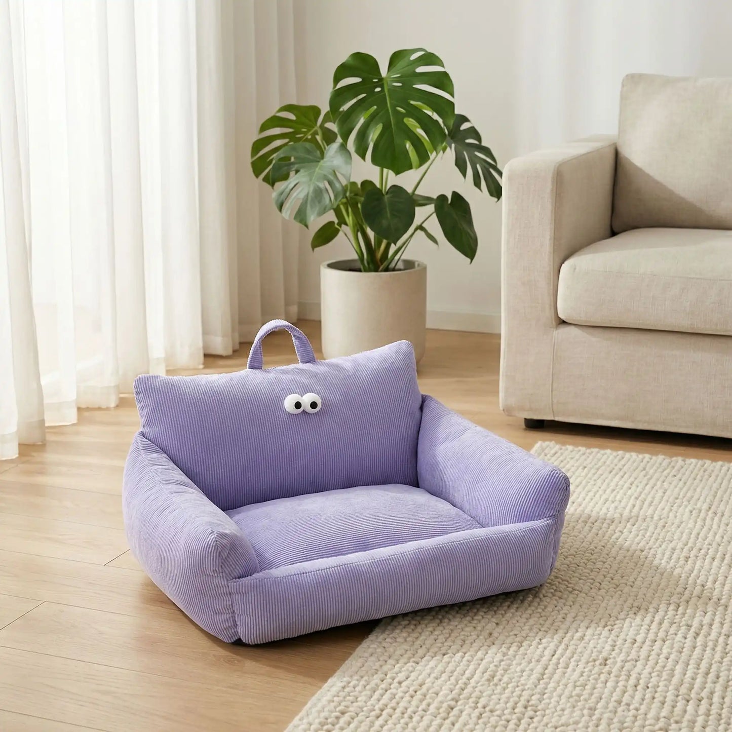 Canape-lit-chien-apaisant, mini fauteuil en lin et rtembourrage épais 100% coton haute densité, avec accoudoir et dossier ergonomique, lavable en machine, antidérapant et fond imperméable anti-moissisure, housse 100% lin résistant aux griffes et respirant pour un couchage 4 saisons pour chiot et chien de petite taille de 0 à 10 kilos max-gros plan sur le mini canapé pour chiot et petit chien de couleur violet avec design rigolo de dessin animé avec ses yeux sur le dossier et sa poignée de transport intégré 