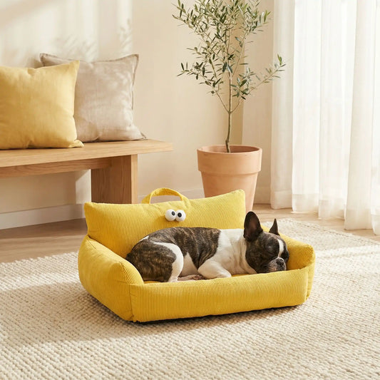 Canape-lit-chien-apaisant, mini fauteuil en lin et rtembourrage épais 100% coton haute densité, avec accoudoir et dossier ergonomique, lavable en machine, antidérapant et fond imperméable anti-moissisure, housse 100% lin résistant aux griffes et respirant pour un couchage 4 saisons pour chiot et chien de petite taille de 0 à 10 kilos max-un Bouledogue français qui dort paisiblement niché contre le dossier et l'accoudoir rembourré et confortable pour sa tête et un effet cocon sécurisant et anti stress 