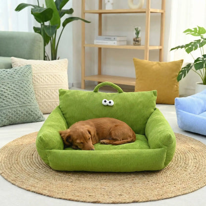 Canape-lit-chien-apaisant, mini fauteuil en lin et rtembourrage épais 100% coton haute densité, avec accoudoir et dossier ergonomique, lavable en machine, antidérapant et fond imperméable anti-moissisure, housse 100% lin résistant aux griffes et respirant pour un couchage 4 saisons pour chiot et chien de petite taille de 0 à 10 kilos max-un Teckel miniature qui dort paisiblement en boule contre l'accoudoir et le dossier rembourré et ergonomique du petit canapé transportable dans le bureau de la maison