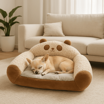 Canape-lit-pour-chien-un-petit-chien couché en boule bien au chaud dans son canapé épais au rembourrage 100% coton haute densité lavable et antidérapant au design panda dans le salon