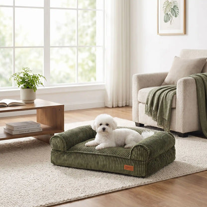 Canapé-petit-chien-chiot-lit avec housse velours résistant aux griffes, ultra doux, entièrement déhoussable et lavable en machine, rembourrage 100% coton PP et housse 100% imperméable avec son fond antidérapant pour chiot et chien de petite à moyenne taille de 0 à 15 kilos-un chien de petite taille couché confortablement sur son canapé lit moelleux et ergonomique avec rebords surélevés en velours chic de couleur vert olive dans le salon de la maison