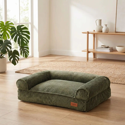 Canapé-petit-chien-chiot-lit avec housse velours résistant aux griffes, ultra doux, entièrement déhoussable et lavable en machine, rembourrage 100% coton PP et housse 100% imperméable avec son fond antidérapant pour chiot et chien de petite à moyenne taille de 0 à 15 kilos-gros plan sur le canapé lit pour chien et chiot de petite à moyenne taille de 0 à 15 kilos douillet, chic, design de couleur vert olive avec rebords surélevé cylindrique en U au rembourrage 100% coton avec assise épaisse et ergonomique 