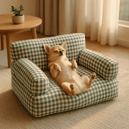 Canapé-petit-chien-carreaux-vichy-vert-et-blanc-100% coton haute densité-entièrement déhoussable et lavable en machine-antidérapant-couchage 4 saisons-respirant en été en tissu coton-chaud en été avec 2 accoudoirs cylindrique et dossier rembourrés pour chiot et chien de petite taille de 0 à 10 kg-un Chihuahua qui dort confortablement sur le dos, les pattes en l'air sur son canapé douillet et moelleux dans le salon de l'appartement