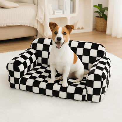 Canapé-pour-chien-déhoussable-taille-M-un petit chien assis et heureux sur son canapé moelleux, déhoussable et lavable en machine dans le salon de la maison