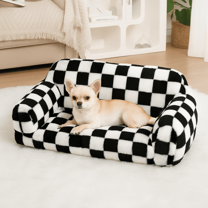 Canapé-pour-chien-déhoussable-taille-S-un chihuahua couché confortablement dans son mini canapé chaud, doux, imperméable et antidérapant pour petit à chien moyen dans le salon de l'appartement
