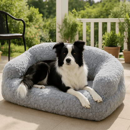 Canapé-pour-chien-douillet-déhoussable-antidérapant-lavable-en-machine-en fausse fourrure imitation lapin-ultra-doux-résistant-rembourrage 100% coton haute densité ergonomique pour chiot ou petit à chien de moyenne taille-avec accoudoir et haut dossier-couchage apaisant chaud et hypoallergénique, respectueux des peaux sensibles et de son pelage-un chien confortablement sa tête reposant sur l'accoudoir sur son canapé taille L-moelleux sur la terrasse la maison
