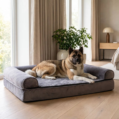 Canapé-pour-grand-chien-xxl matelas à mémoire de forme haute densité et élasticité, rebords surélevés cylindrique au rembourrage 100% Coton haute densité entourant et apaisant, coton et peluche douce, avec son tapis intérieur pour l'hiver en peluche amovible avec fermeture éclair et housse respirante en tissu oxford 100% imperméable et résistant, totalement déhoussable et lavable en machine, antidérapant-un chien de grande race couché confortablement sur son canapé avec matelas de 12 cm d'épaisseur 