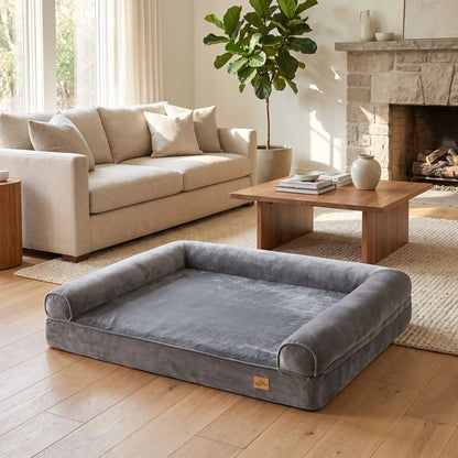 Canapé-pour-grand-chien-xxl matelas à mémoire de forme haute densité et élasticité, rebords surélevés cylindrique au rembourrage 100% Coton haute densité entourant et apaisant, coton et peluche douce, avec son tapis intérieur pour l'hiver en peluche amovible avec fermeture éclair et housse respirante en tissu oxford 100% imperméable et résistant, totalement déhoussable et lavable en machine, antidérapant-gros plan sur le canapé lit xxl gris de 135 cm avec dossier et accoudoirs pour chien jusqu'à 60 kg max
