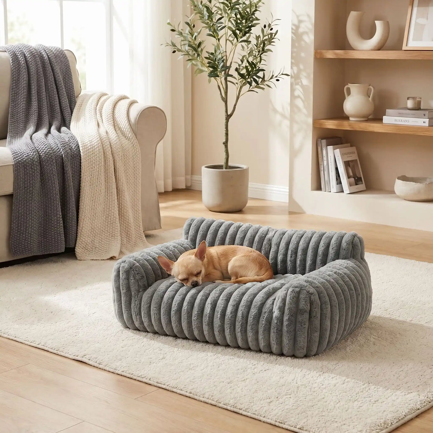 Canapé-pour-petit-chien-chiot-déhoussable-moelleux au rembourrage 100% coton haute densité, déhoussable et lavable en machine à laver, fond antidérapant et imperméable, housse en velours douce et résistante aux griffes pour chiot et chien de 0 à 7 kilos-un chien nain qui dort paisiblement dans son petit canapé lit de couleur gris moelleux et douillet    dans le salon de l'appartement