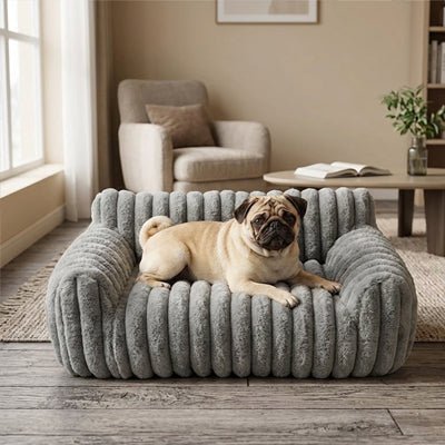 Canapé-pour-petit-chien-chiot-déhoussable-moelleux au rembourrage 100% coton haute densité, déhoussable et lavable en machine à laver, fond antidérapant et imperméable, housse en velours douce et résistante aux griffes pour chiot et chien de 0 à 7 kilos-un petit chien couché confortablement sur le petit canapé lit de couleur gris  moelleux et douillet dans le salon de l'appartement
